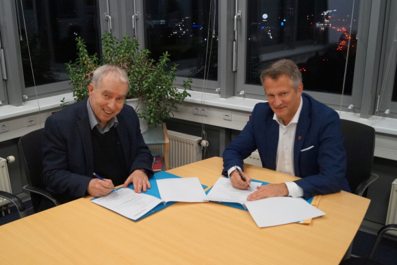 Hans-Peter Stahl (links) und Oliver Stolz unterzeichnen die neue Vereinbarung